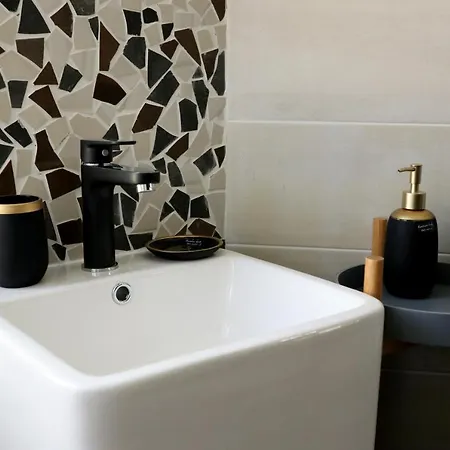 לינה וארוחת בוקר La Tour Notre Dame